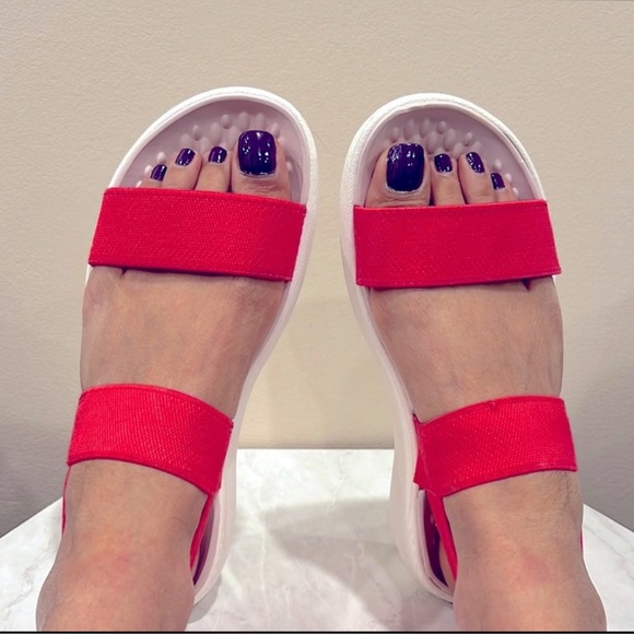 🔥Crocs Pink Women's Sandals🔥 - Picture 1 of 3